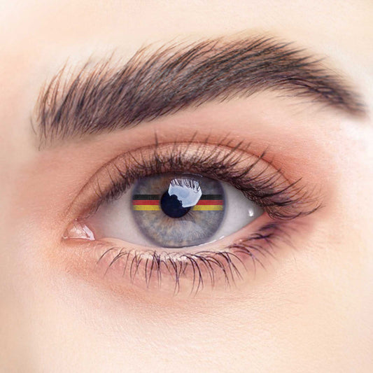 Rehlein Premium Beauty Linsen in der "Germany"-Edition. Transparente Monatslinsen ohne Sehstärke mit Flaggenmotiv. Kontaktlinsen mit dekorativer Deutschlandflagge für den täglichen Gebrauch. Nahaufnahme am Auge.