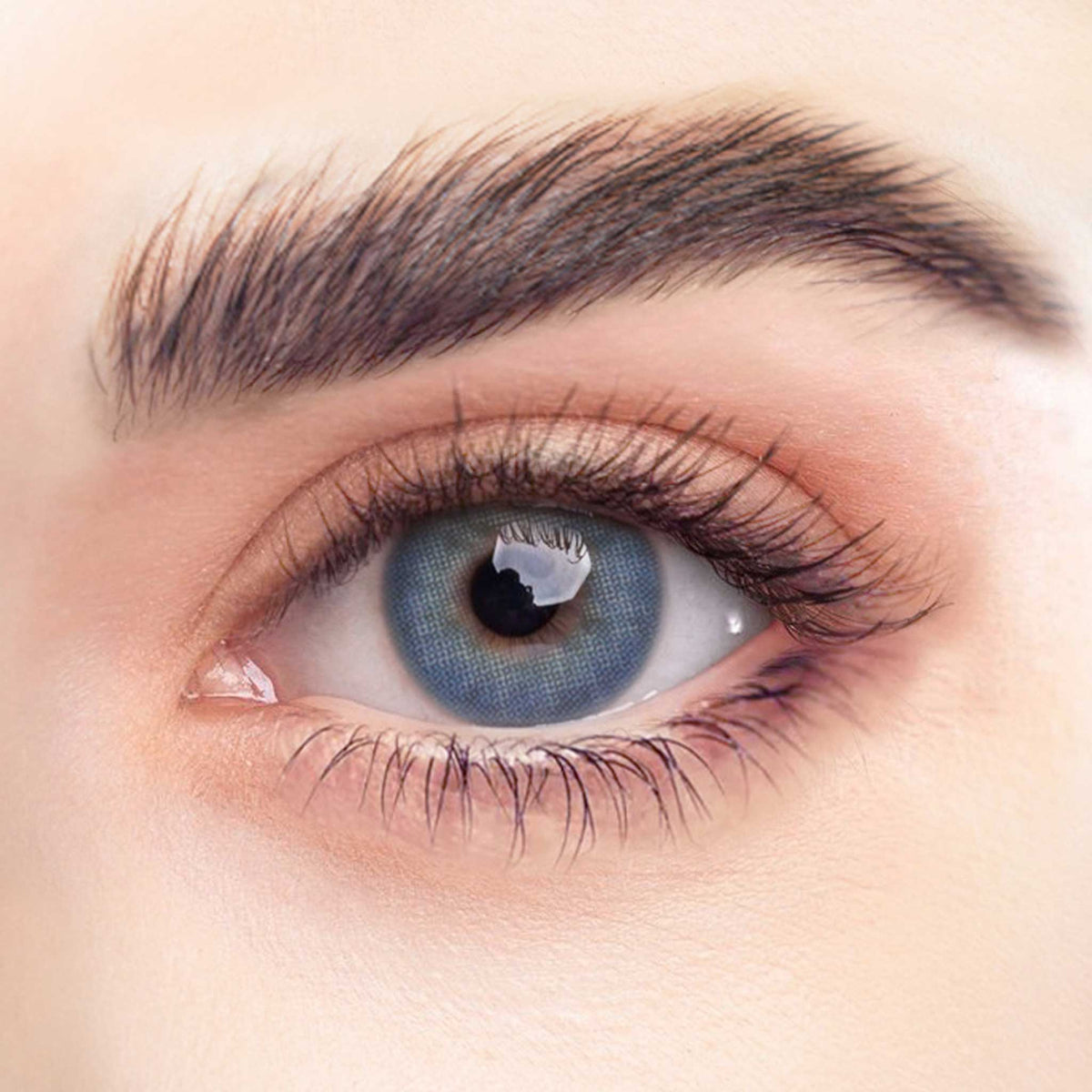 Rehlein Premium Beauty Linsen in der Farbe Enzianblau - farbige Kontaktlinsen, Monatslinsen für den täglichen Gebrauch, Nahaufnahme am Auge, natürliche Farbabdeckung